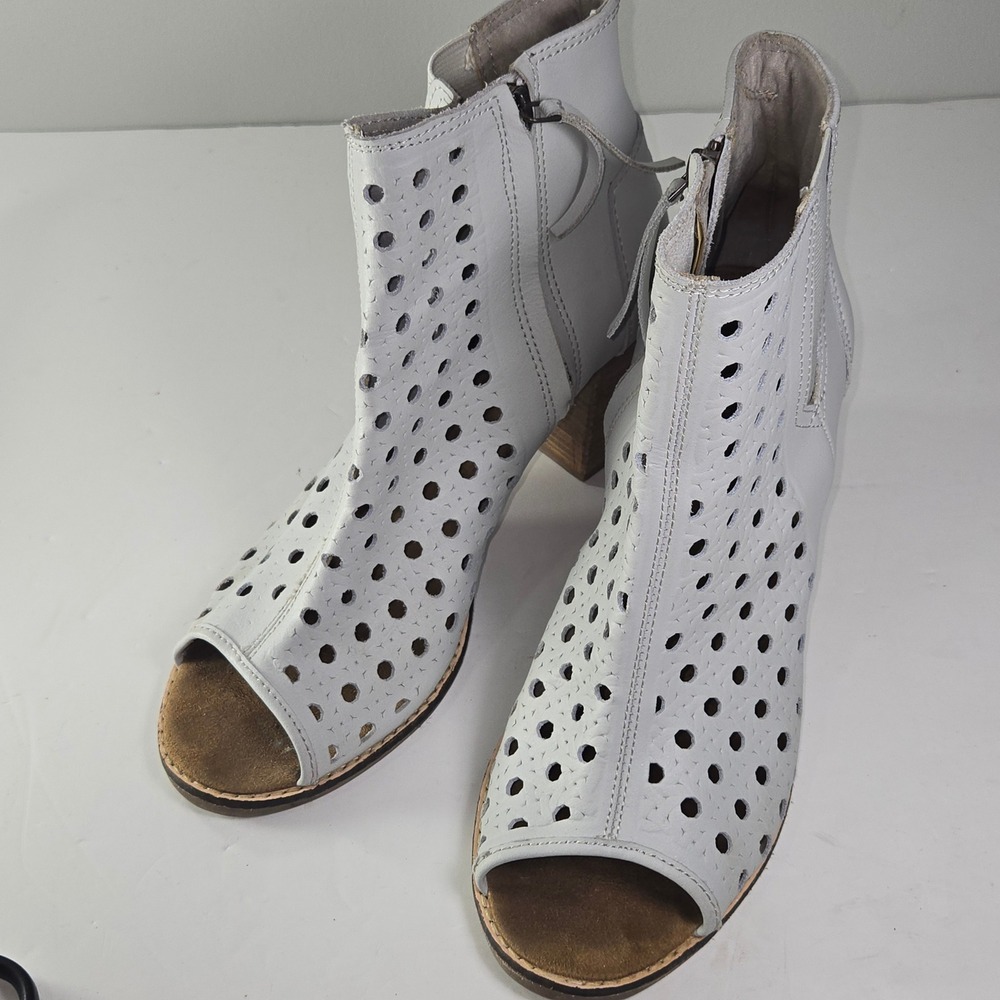 Toms Womens White Perforated Leather Peep Toe Ankle Boots Heels Size 10